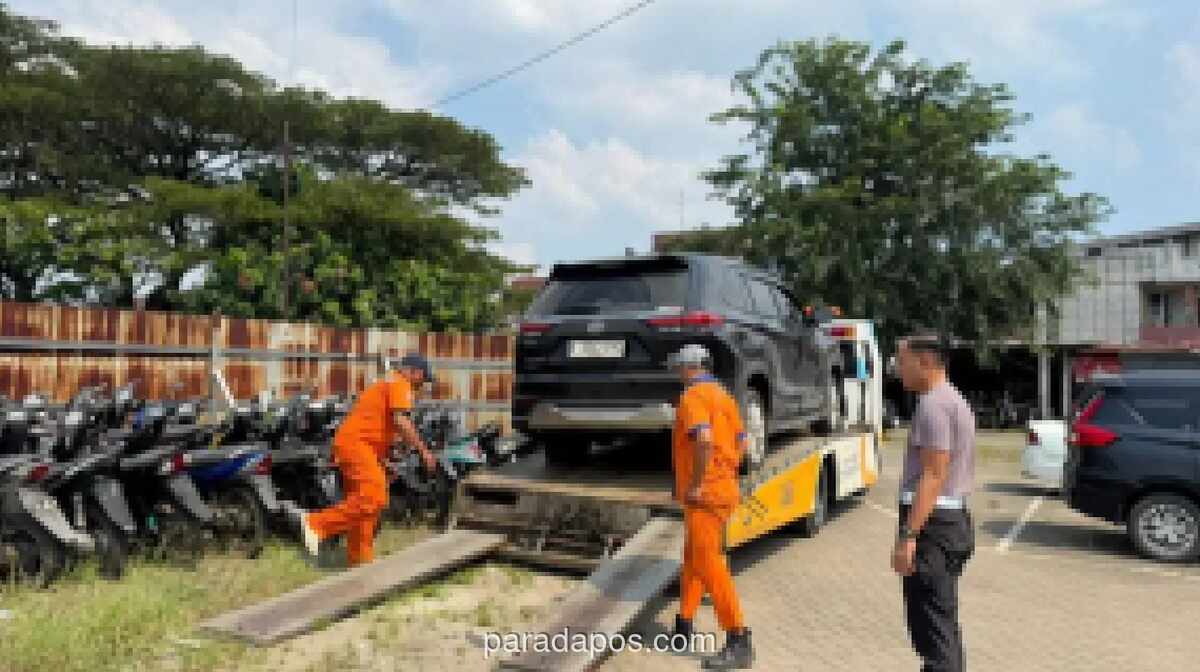 Polisi Amankan Toyota Innova Zenik Usai Tabrak Motor di Karawang