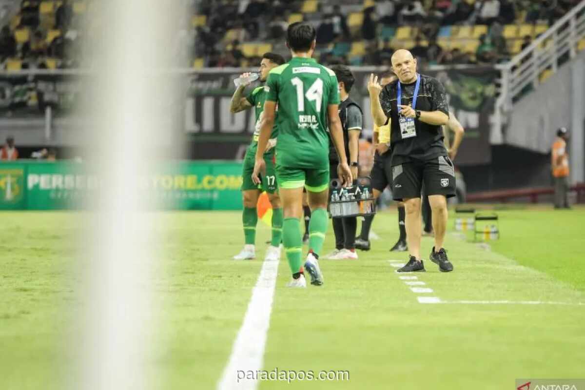 Pelatih Persebaya Apresiasi Peningkatan Performa Meski Hanya Menang Tipis atas Persita
