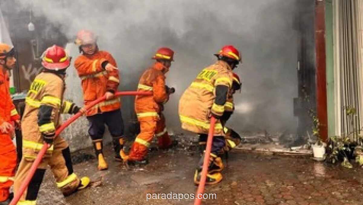 Kebakaran Landa Asrama Polisi di Kalideres, Satu Petugas Damkar Terluka Ringan