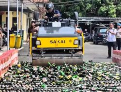 Polresta Serang Kota Musnahkan 17.000 Botol Miras Hasil Operasi di Taktakan