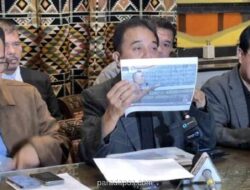 Roy Suryo Kembali Temukan Kejanggalan pada Barang Bukti Ijazah Jokowi, Soroti Tulisan di Emboss dan Watermark