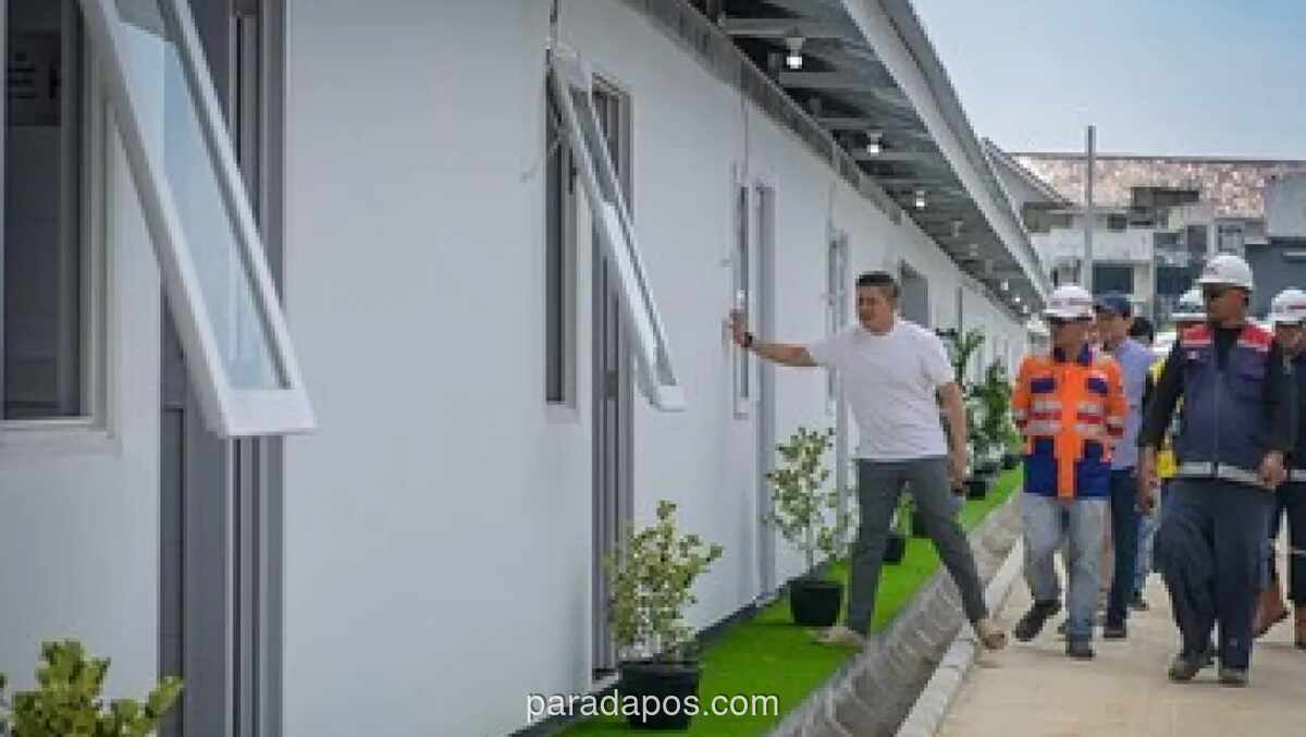 Sekretaris Kabinet Tinjau Langsung Pembangunan Huntara Warga Bantaran Rel Pasar Senen