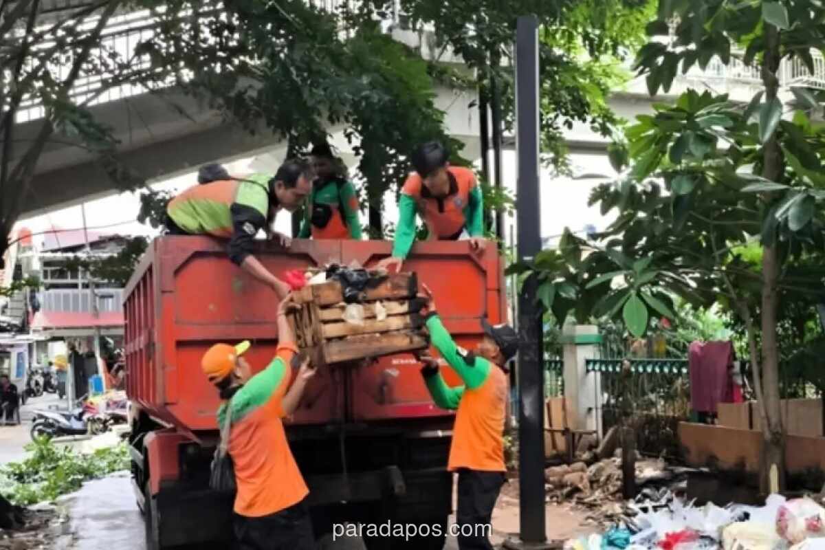 Jakarta Selatan Kerahkan 190 Truk dan 1.100 Petugas Antisipasi Tumpukan Sampah