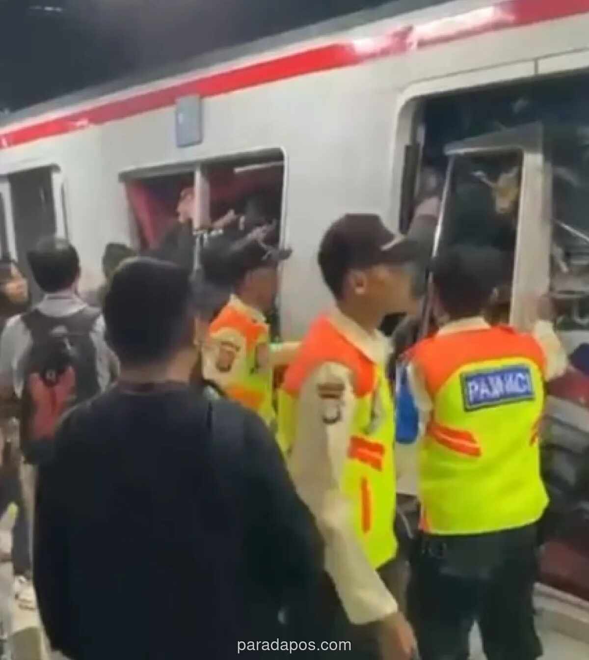 Tabrakan Kereta Argo Bromo Anggrek dan KRL di Stasiun Bekasi Timur, Empat Penumpang Terluka dan Terjepit