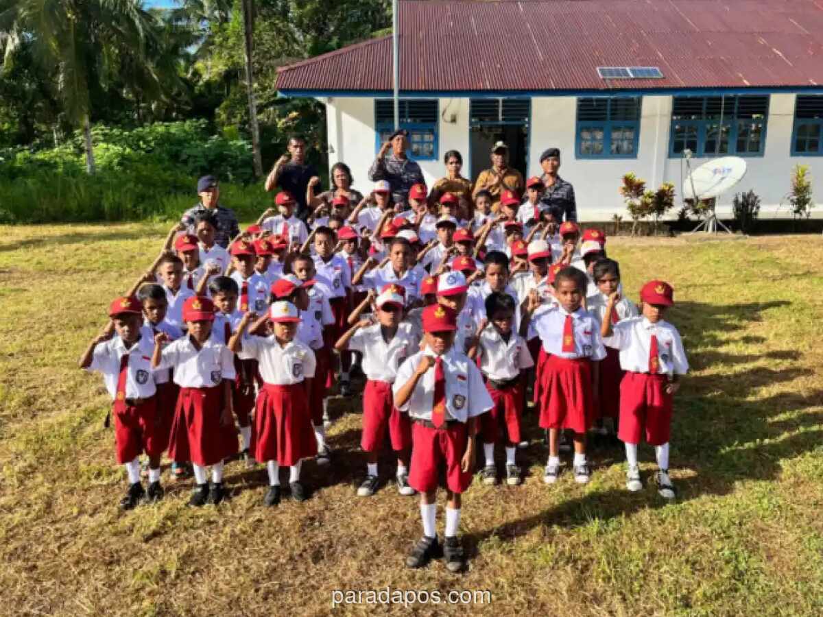 Personel TNI AL Bantu Isi Kekosongan Guru, SD di Aru Selatan Kembali Aktif