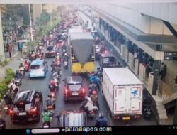 Truk Box Alami Gangguan Ban di Gatot Subroto, Kemacetan Merembet Hingga Layang Pancoran