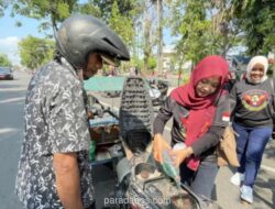 Squad Nusantara Bagikan 100 Liter Bensin Gratis untuk Pengemudi Becak di Lamongan