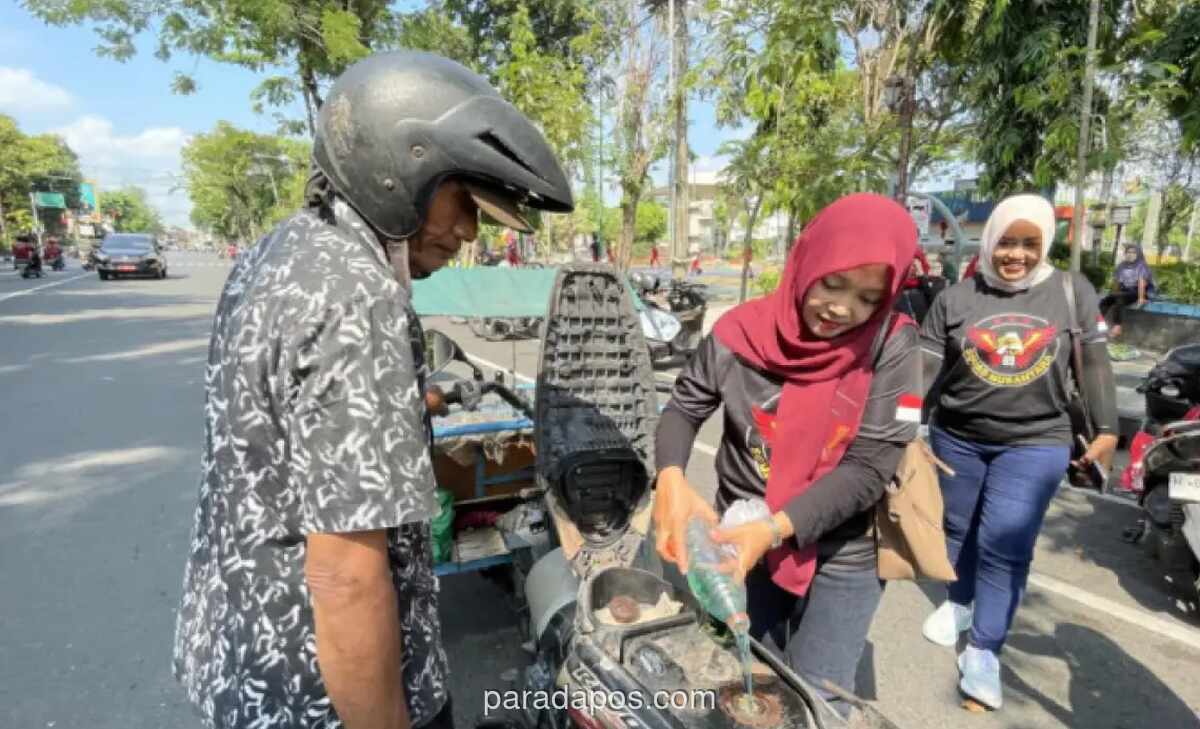 Squad Nusantara Bagikan 100 Liter Bensin Gratis untuk Pengemudi Becak di Lamongan
