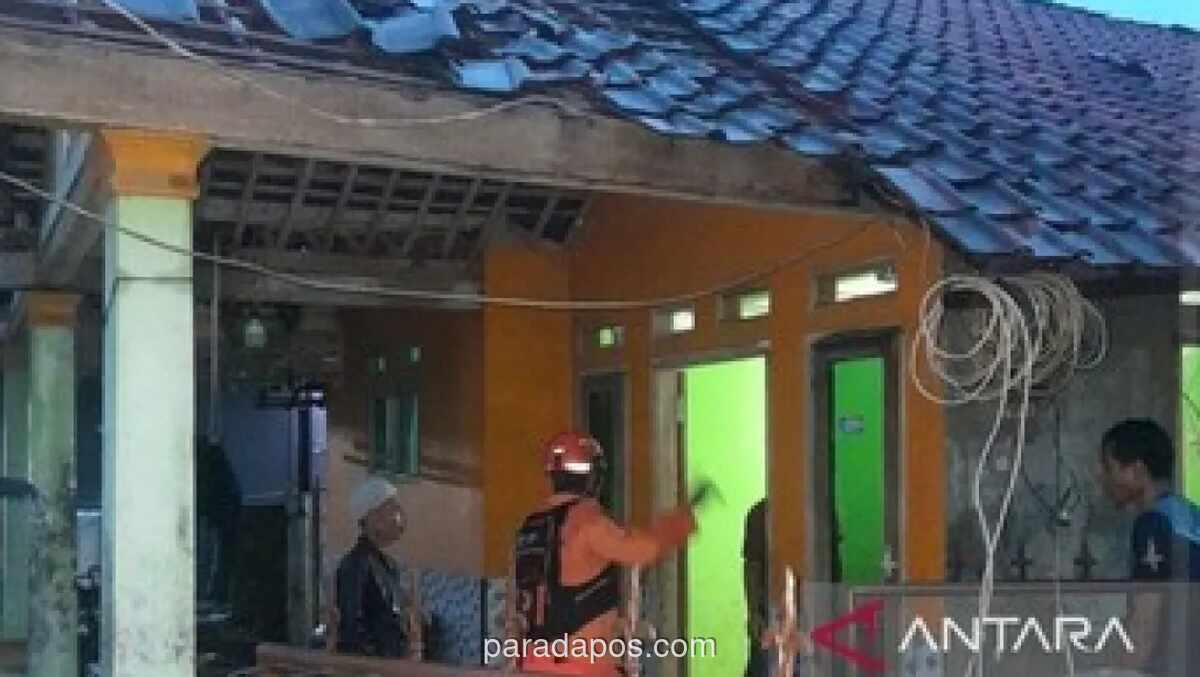 Angin Kencang di Bogor Rusak 90 Rumah, Dua Keluarga Mengungsi