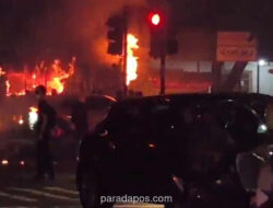 Aksi Buruh di Bandung Ricuh, Massa Berbaju Hitam Bakar Pos Polisi