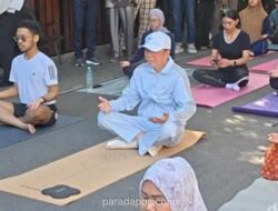 Jokowi Ikuti Yoga Bersama Warga di Depan Rumahnya di Solo