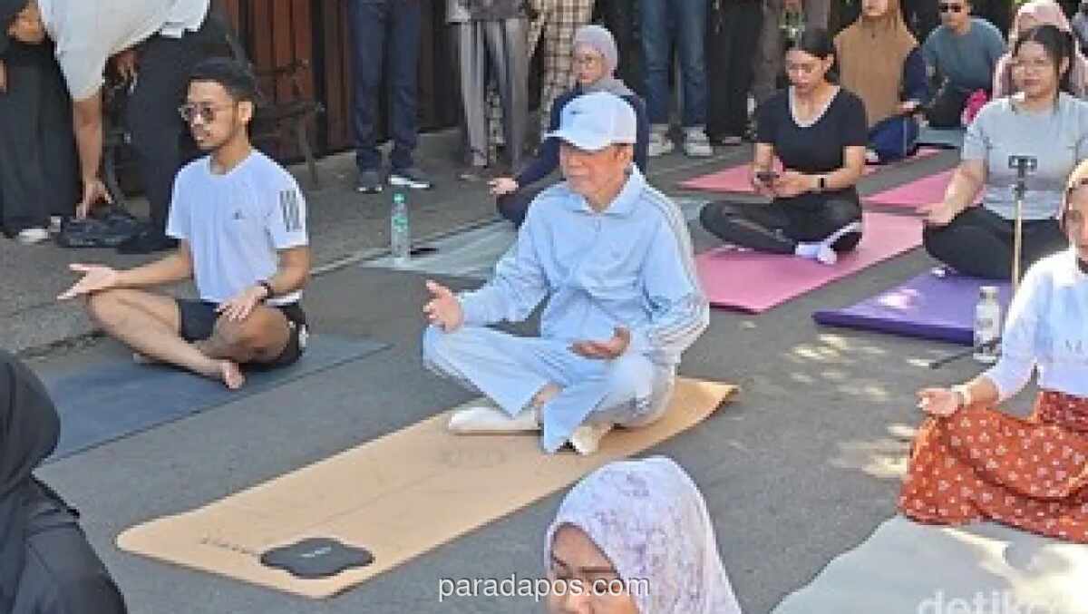 Jokowi Ikuti Yoga Bersama Warga di Depan Rumahnya di Solo