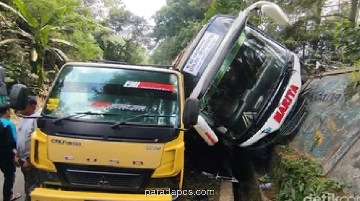 Bus AKAP Cianjur Tabrak Truk di Puncak, 20 Penumpang Luka-Luka