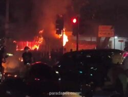 Demo Buruh di Bandung Ricuh, Massa Berbaju Hitam Rusak Pos Polisi dan Videotron