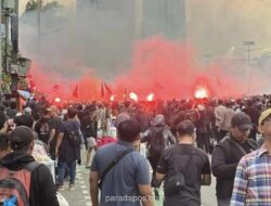 Demo May Day, Massa Buruh dan Mahasiswa Bakar Flare di Depan Gedung DPR