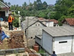Tebing Penahan Tanah Longsor di Caringin Bogor, Akses Jalan Tertimbun dan Dua Rumah Terancam