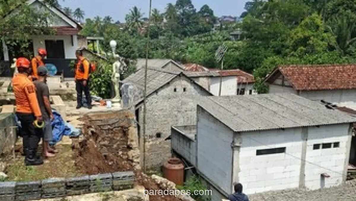 Tebing Penahan Tanah Longsor di Caringin Bogor, Akses Jalan Tertimbun dan Dua Rumah Terancam