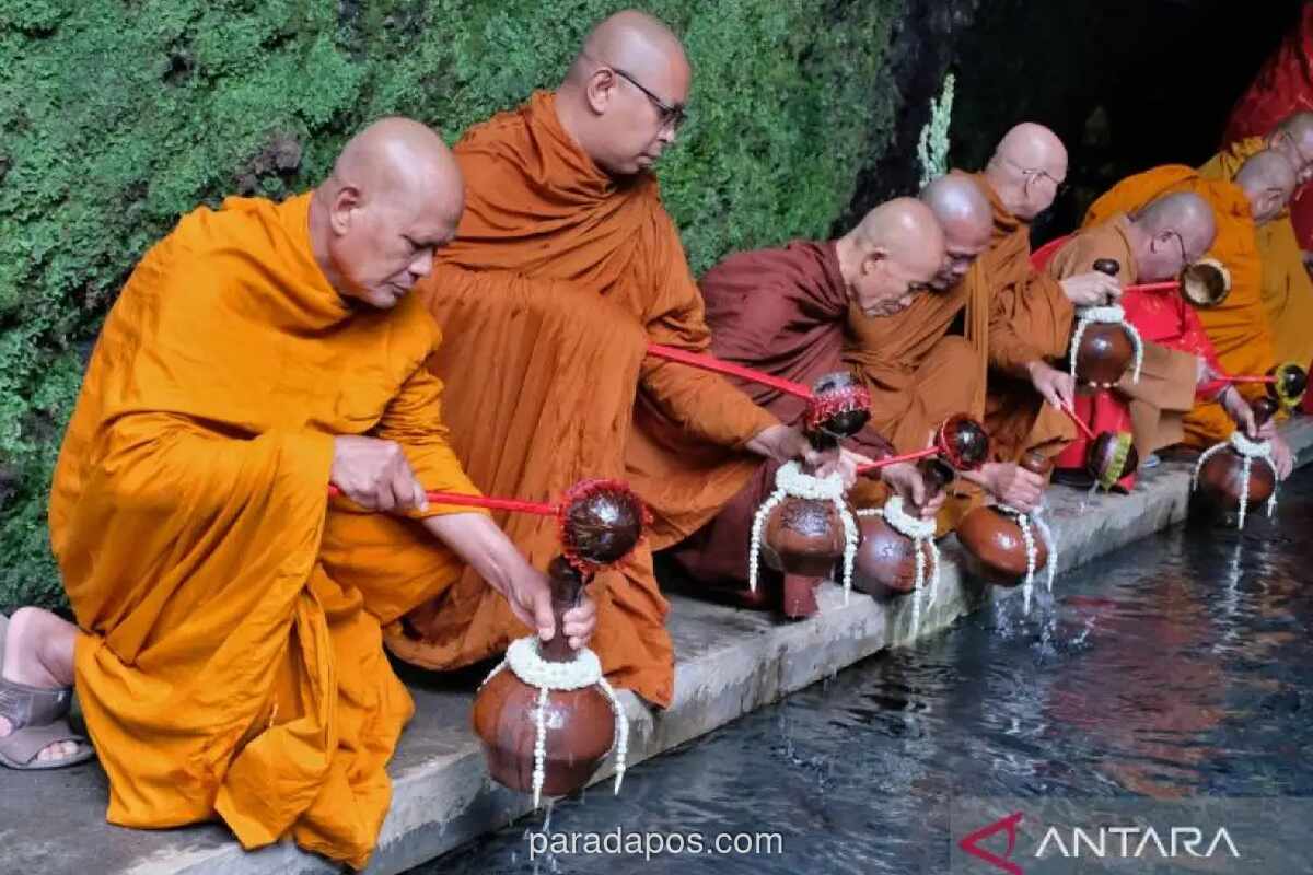 Puluhan Biksu Ambil Air Berkah di Umbul Jumprit hingga Sembilan WNI Pulang dari Penahanan Israel: Sorotan Peristiwa Humaniora Sepekan
