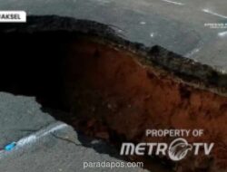 Jalan Lenteng Agung Ambles, Lubang 4 Meter Picu Kemacetan Parah hingga Satu Jam