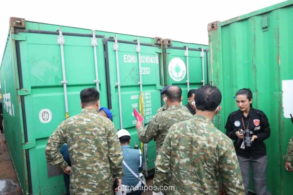 Kasum TNI Tinjau Langsung 25 Kontainer Muatan Mineral Radioaktif dan Logam Tanah Jarang Hasil Gagalkan Penyelundupan di Batam