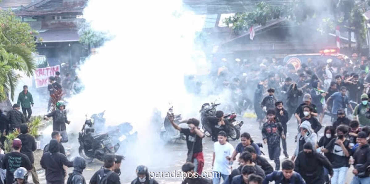 Ratusan Massa Kembali Kepung DPRD Kaltim, Pagar Jebol Usai Ketua DPRD Absen Temui Pengunjuk Rasa