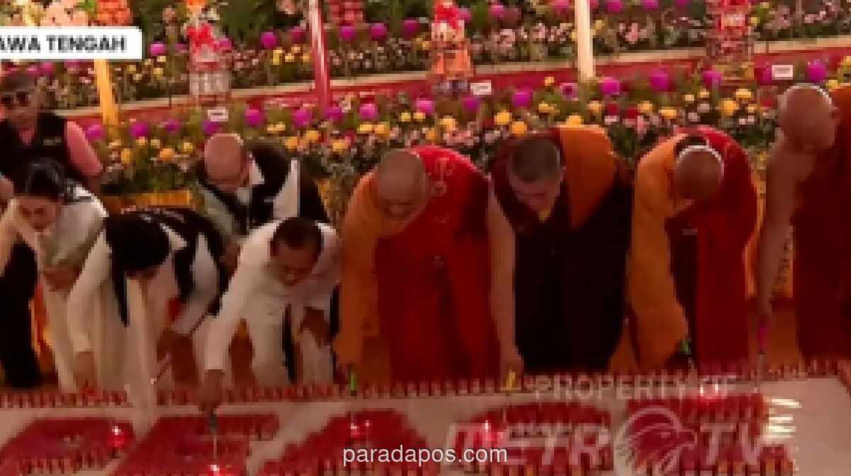 Ketua Umum WALUBI Nyalakan Pelita Perdamaian di Candi Mendut, Tandai Pembukaan Perayaan Waisak