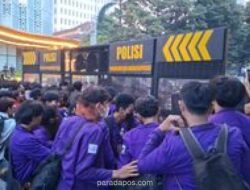 Massa Demo Hardiknas dan Polisi Kembali Ricuh di Jakpus, Saling Lempar Botol