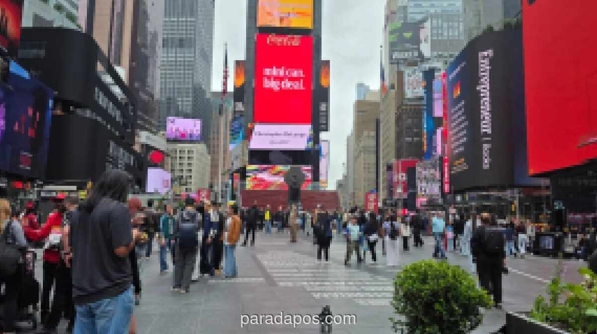 Warga New York Padati Times Square Manfaatkan Libur Memorial Day 2026