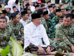 Menteri Pertahanan Sjafrie Salat Iduladha Bersama Warga dan TNI di Manokwari, Tinjau Kesiapan Yonif 808