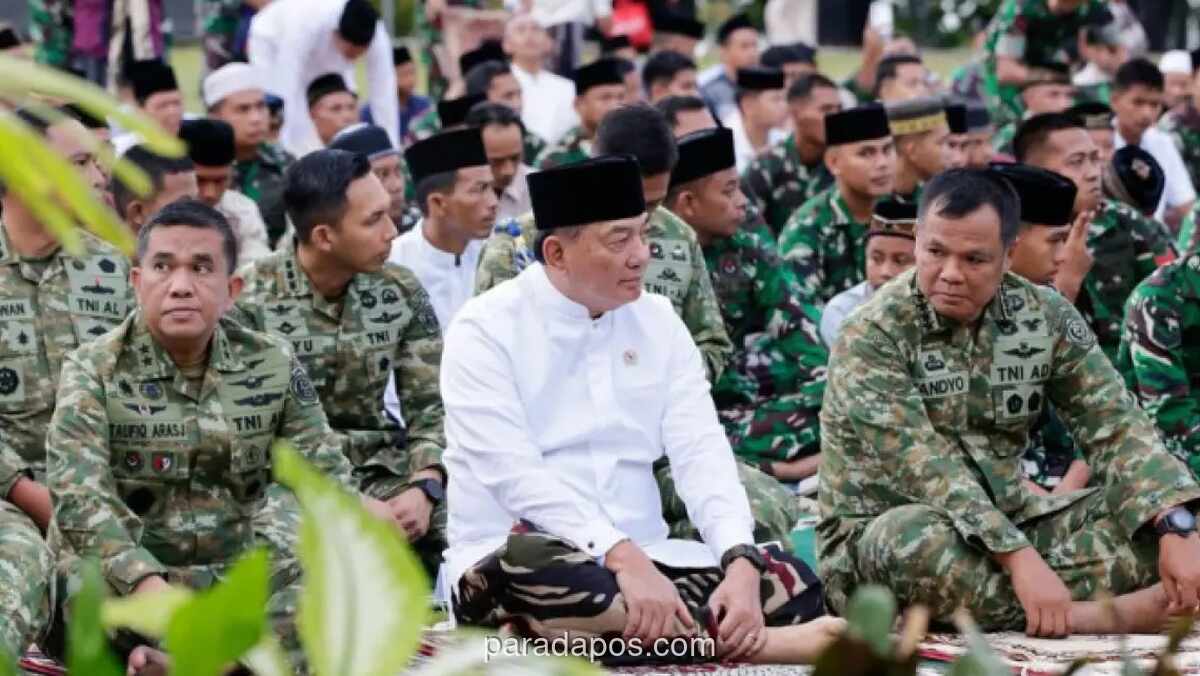 Menteri Pertahanan Sjafrie Salat Iduladha Bersama Warga dan TNI di Manokwari, Tinjau Kesiapan Yonif 808