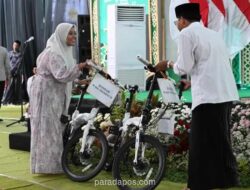 Gibran Bagikan Sepeda ke Santri di Haul ke-55 KH. Wahab Chasbullah di Jombang