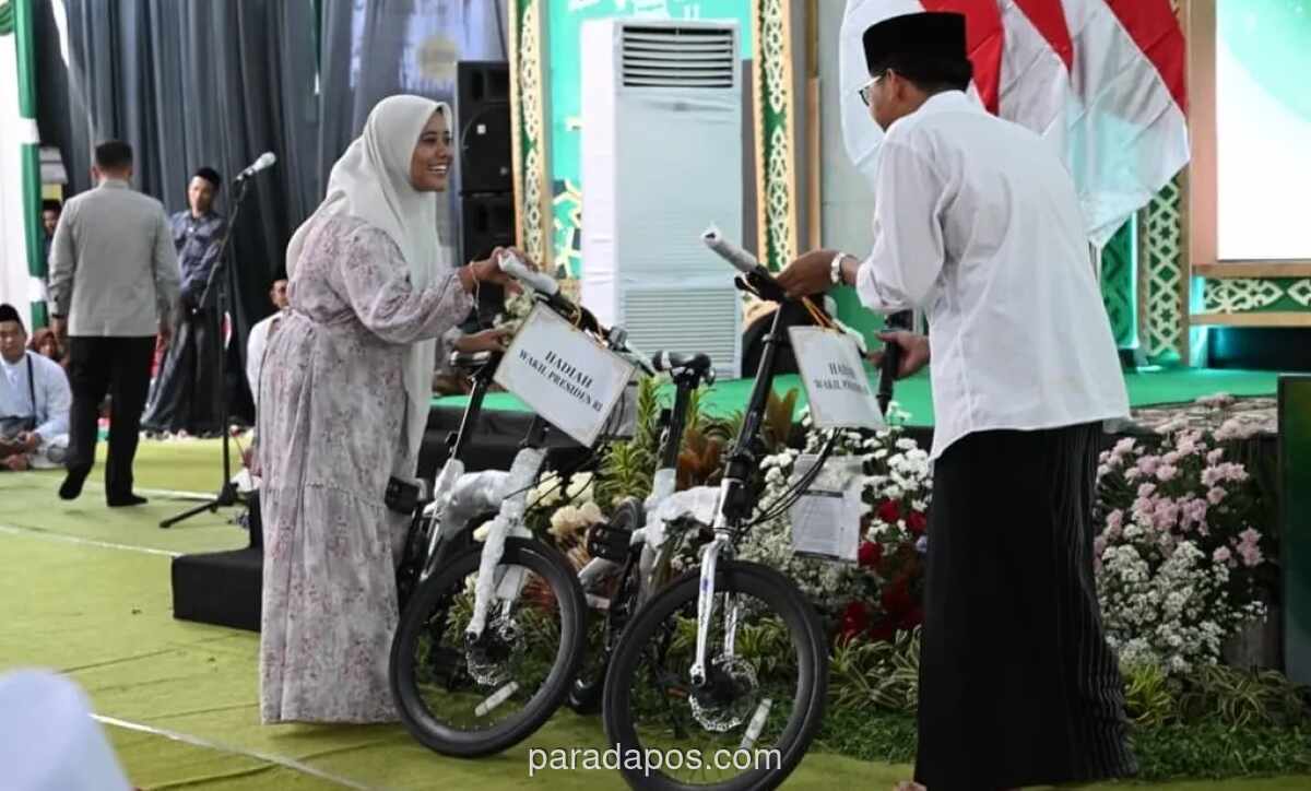 Gibran Bagikan Sepeda ke Santri di Haul ke-55 KH. Wahab Chasbullah di Jombang