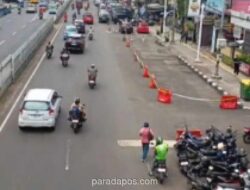 Sudinhub Jaktim Rutin Gembos Ban dan Derek Kendaraan Parkir Liar di Jalan Matraman Raya