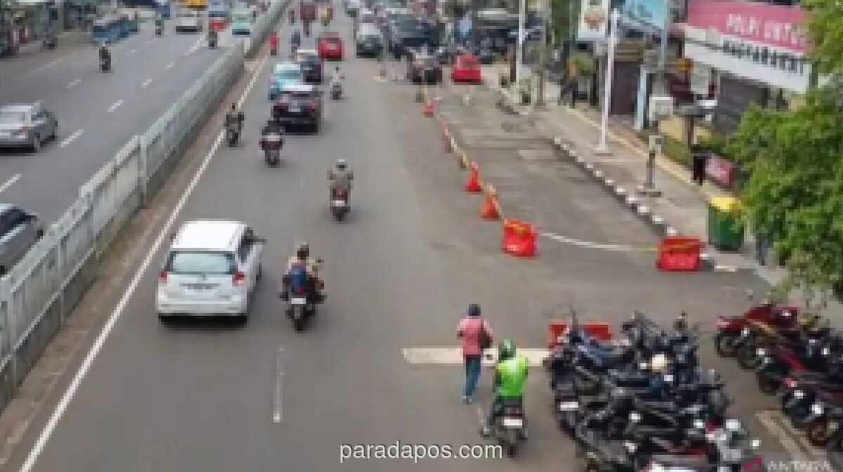 Sudinhub Jaktim Rutin Gembos Ban dan Derek Kendaraan Parkir Liar di Jalan Matraman Raya