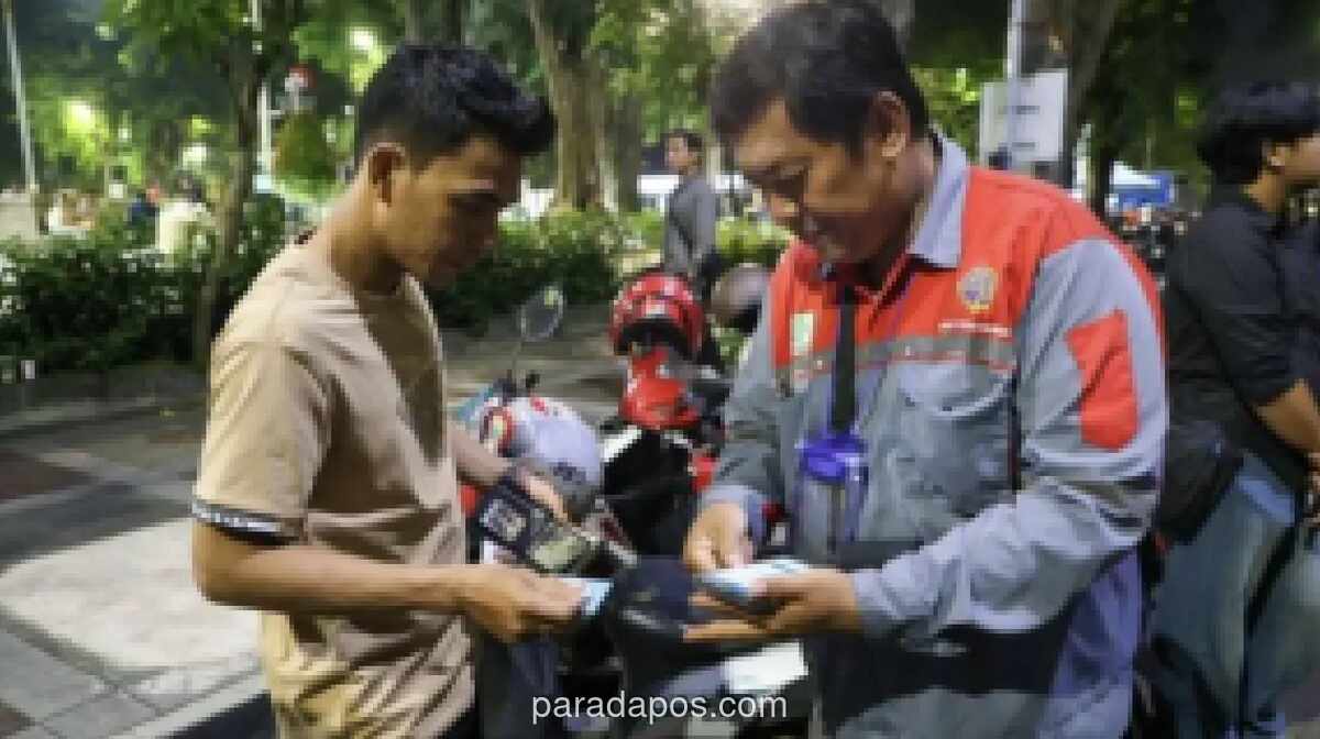 Dishub Surabaya Ancam Cabut KTA Juru Parkir yang Masih Terima Uang Tunai