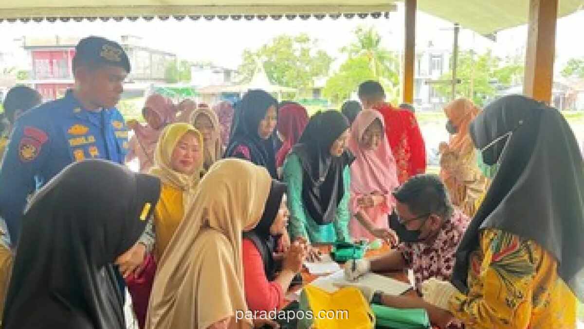 Polairud Riau Salurkan Bansos dan Buka Klinik Terapung di Pesisir Indragiri Hilir