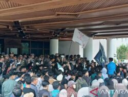 Polresta Banda Aceh Amankan Enam Mahasiswa Usai Turunkan Bendera Merah Putih saat Unjuk Rasa Tolak Pergub JKA