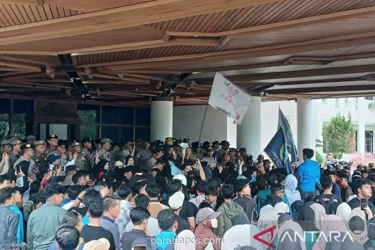 Polresta Banda Aceh Amankan Enam Mahasiswa Usai Turunkan Bendera Merah Putih saat Unjuk Rasa Tolak Pergub JKA