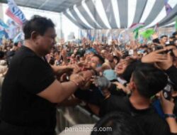 Prabowo Guyub Bareng Buruh: Buka Baju, Peluk, hingga Salami Para Pekerja