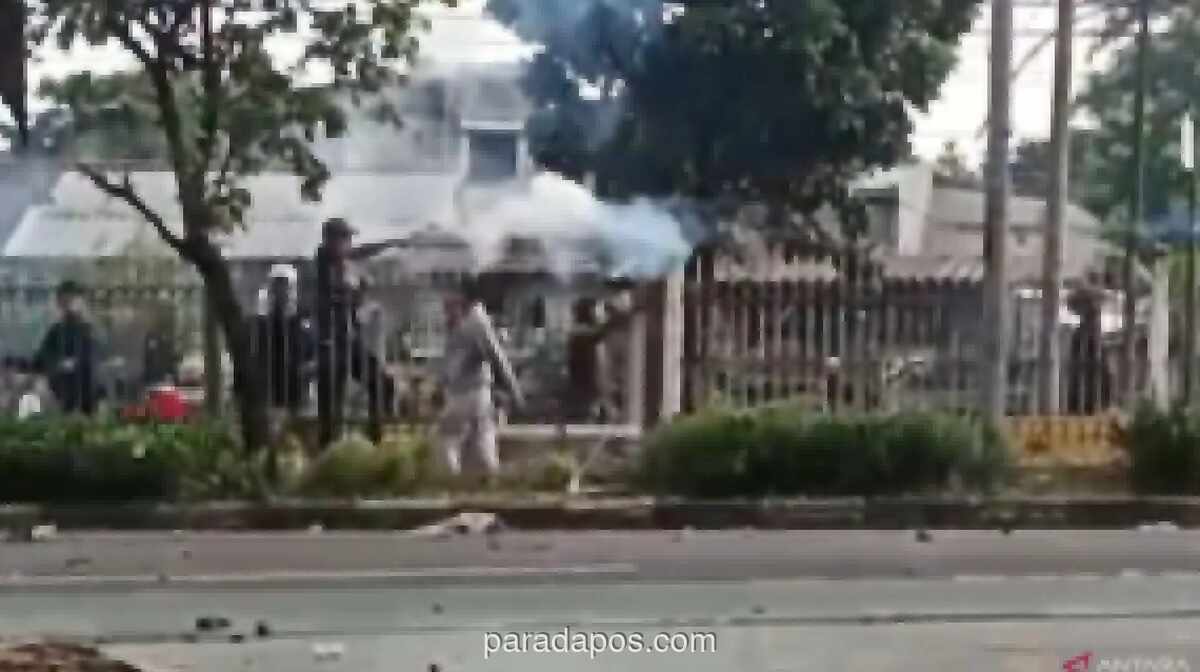 Dua Lubang Besar di Tembok Pembatas Rel Klender Diduga Jadi Akses Ilegal Pelaku Tawuran