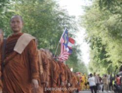 Puluhan Biksu Thailand, Malaysia, dan Laos Tiba di Yogyakarta Usai Berjalan Kaki dari Bali untuk Perdamaian