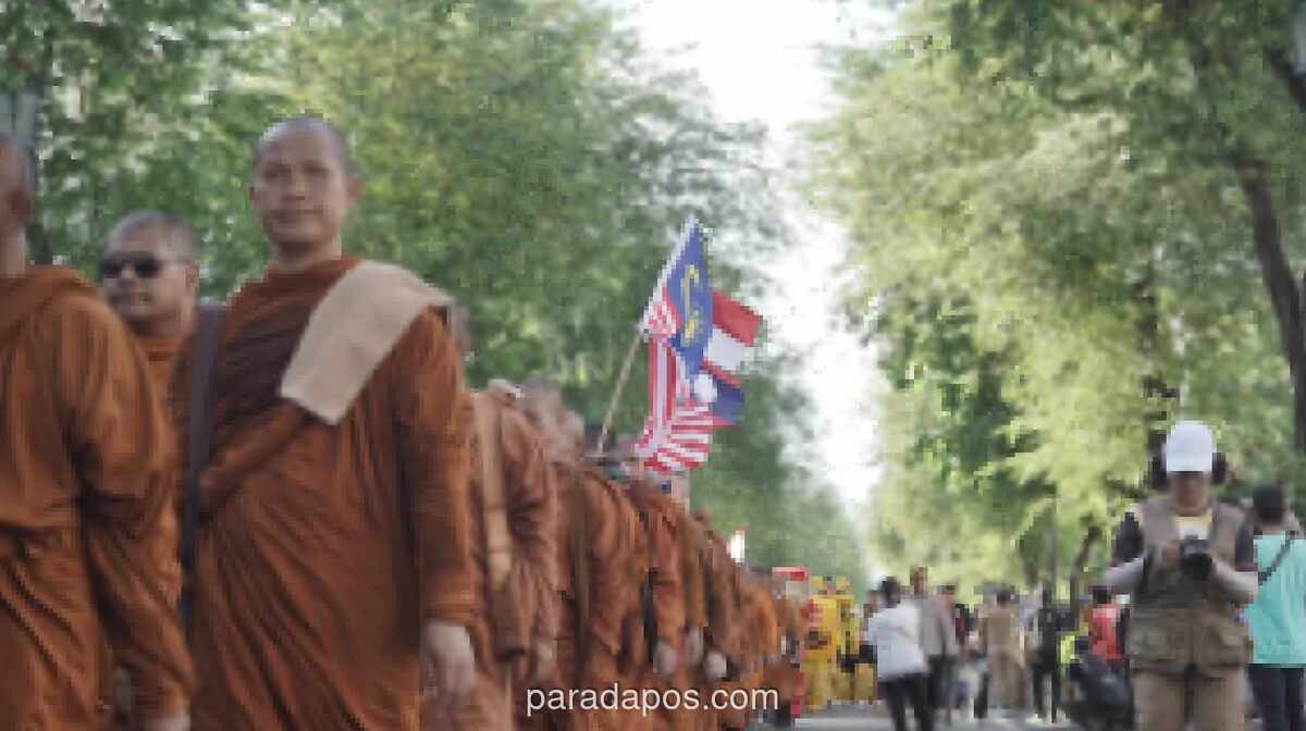 Puluhan Biksu Thailand, Malaysia, dan Laos Tiba di Yogyakarta Usai Berjalan Kaki dari Bali untuk Perdamaian