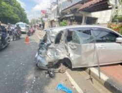 Truk Boks Tabrak Mobil Parkir di Lenteng Agung, Sopir Diduga Mengantuk