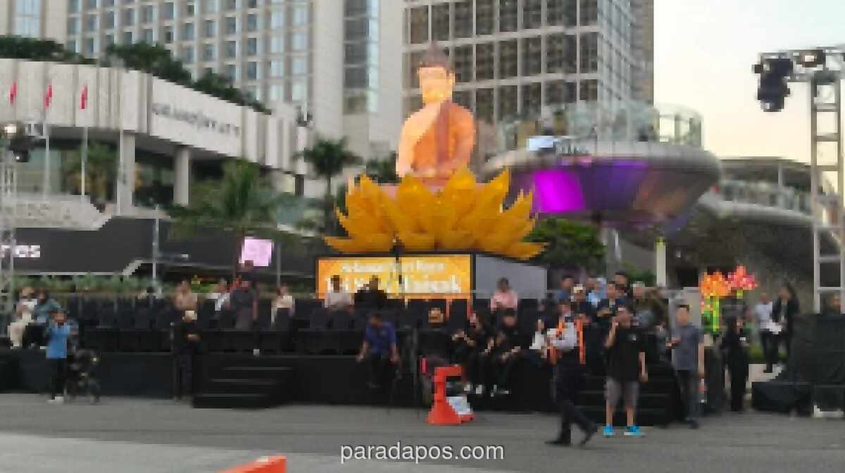 Bundaran HI Berubah Jadi Ruang Perayaan Waisak, Warga Lintas Iman Padati Lokasi