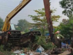 Petugas Gabungan Bongkar 29 Gubuk Liar di Bantaran Kanal Banjir Barat Tanah Abang