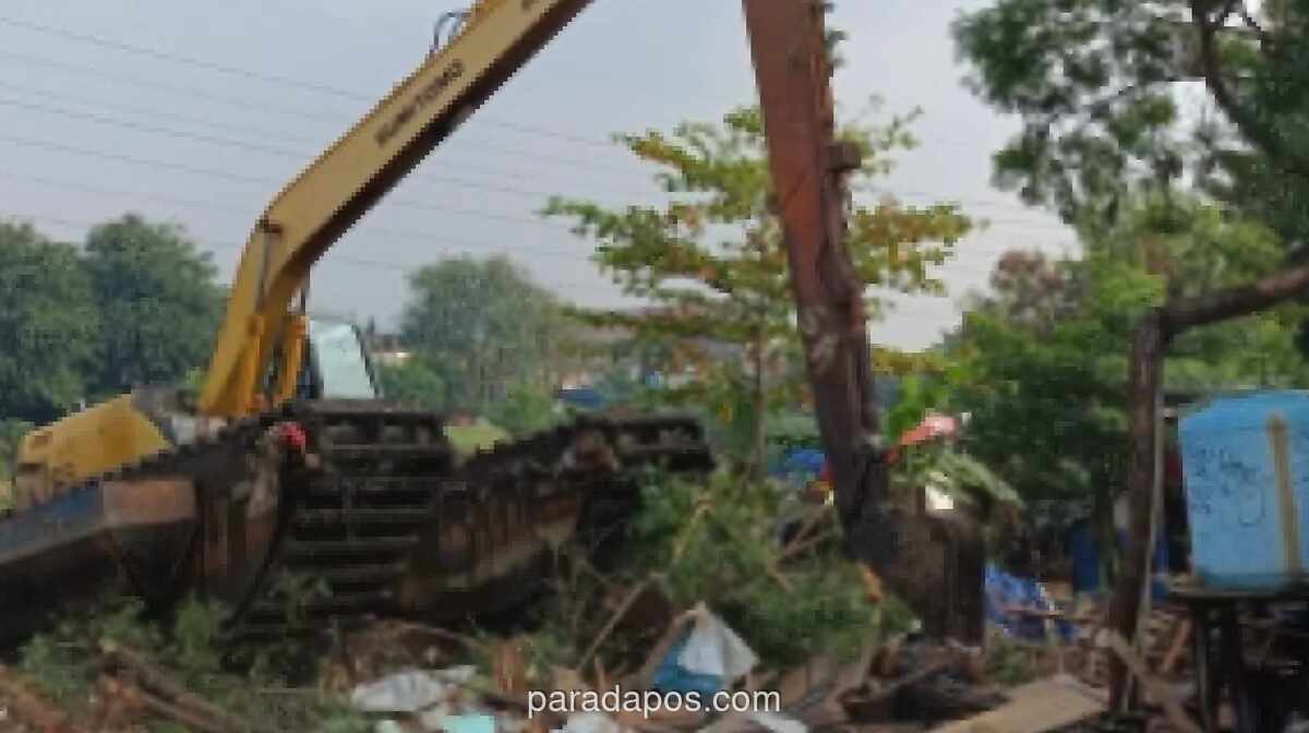 Petugas Gabungan Bongkar 29 Gubuk Liar di Bantaran Kanal Banjir Barat Tanah Abang