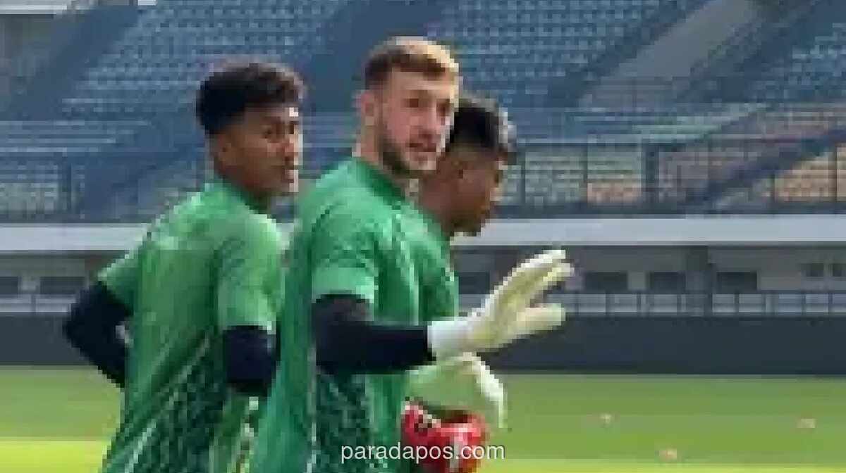 Persib Bandung Resmi Lepas Adam Przybek, Kiper Asal Inggris yang Hanya Main Sekali