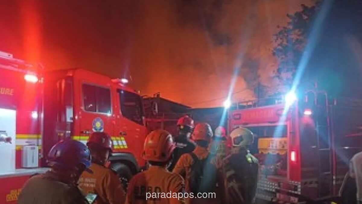 Kebakaran di Kemayoran, 33 Unit Damkar Dikerahkan untuk Cegah Api Merembet
