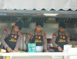 Brimob Polda Metro Jaya Dirikan Dapur Lapangan dan Salurkan 200 Paket Nasi untuk Korban Kebakaran Kemayoran