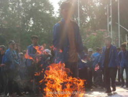 Mahasiswa Bakar Atribut dan Desak Audiensi DPR di Tengah Protes Korupsi Program Makan Bergizi Gratis